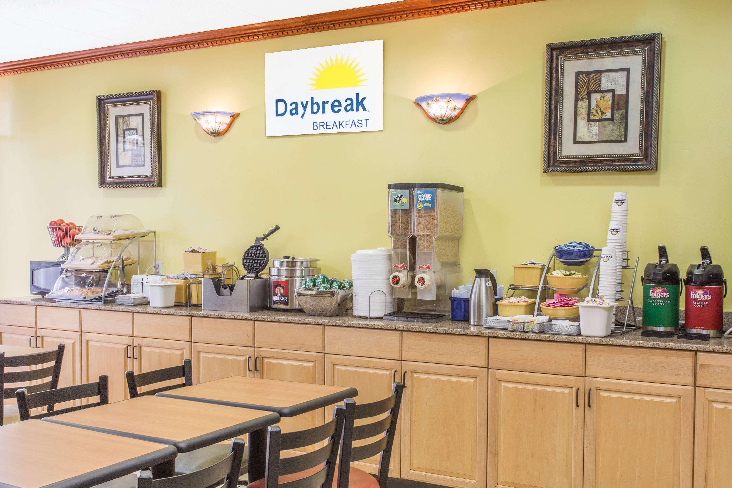 Days Inn By Wyndham Fort Myers Exteriör bild