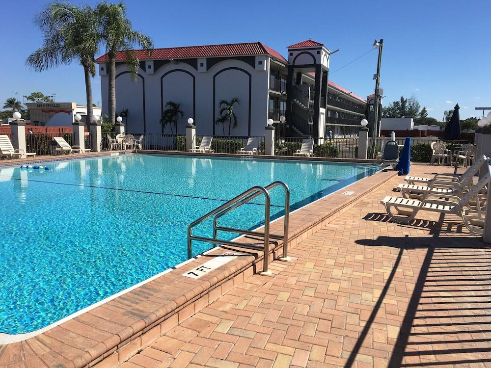 Days Inn By Wyndham Fort Myers Exteriör bild