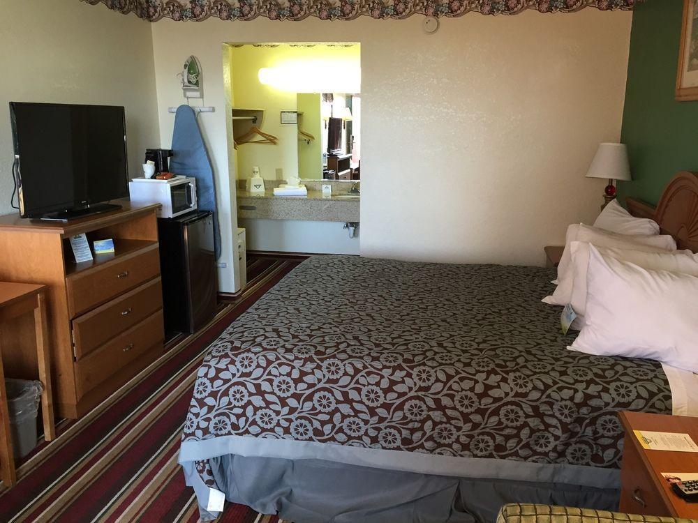 Days Inn By Wyndham Fort Myers Exteriör bild