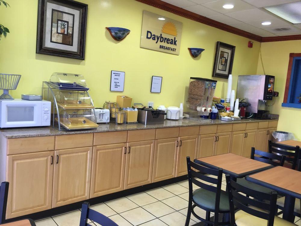 Days Inn By Wyndham Fort Myers Exteriör bild