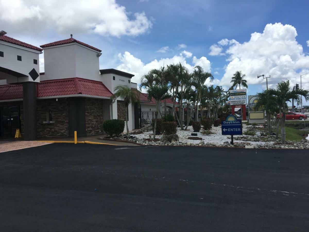 Days Inn By Wyndham Fort Myers Exteriör bild